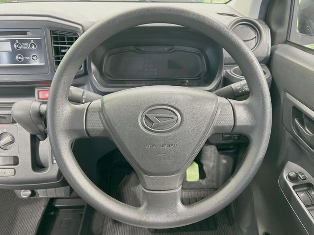 �C���e���A�ɍ��킹���f�U�C���̃X�e�A�����O�́A�^�]�������̂��Ƃ��l���A�^�]���₷���`��A�傫���ł��B�����x�A���ۂɐG���Ă��m���߂��������B