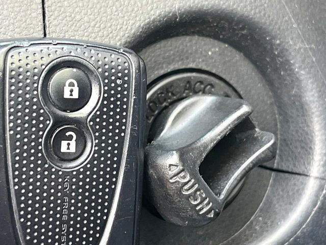 �C���e���A�ɍ��킹���f�U�C���̃X�e�A�����O�́A�^�]�������̂��Ƃ��l���A�^�]���₷���`��A�傫���ł��B�����x�A���ۂɐG���Ă��m���߂��������B