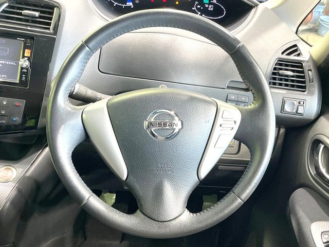 �C���e���A�ɍ��킹���f�U�C���̃X�e�A�����O�́A�^�]�������̂��Ƃ��l���A�^�]���₷���`��A�傫���ł��B�����x�A���ۂɐG���Ă��m���߂��������B