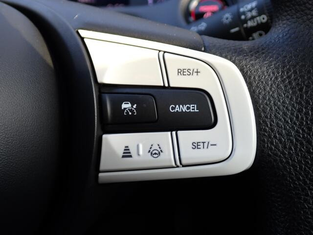 �y�N���[�Y�R���g���[���z�������H�ł̒��������s���y�Ɂ�A�N�Z���y�_���𓥂܂��Ɏԑ������ɕۂ��Ƃ��\�ł��B�O���̎ԗ������m���ĎԊԂ�ۂ悤�ɑ��x���߂��Ă���܂�!!