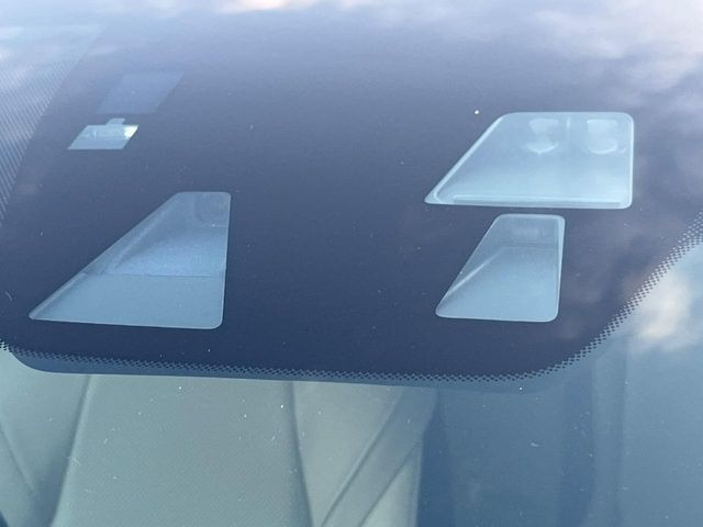 �y�X�}�[�g�u���[�L�T�|�[�g�z���s���ɑO���̎ԗ�����F�����A�Փ˂������Ȏ��͌x��ƃu���[�L�ŏՓˉ���Ɣ�Q�y�����A�V�X�g�B�����S�Ƀh���C�u�����y���݂��������܂��B