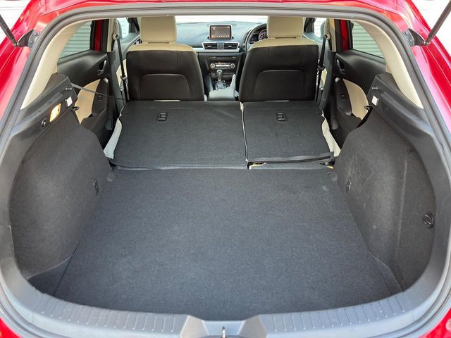 ���i�̂���������ʋ΁A���}���ɏ\���ȉ׎��X�y�[�X���m�ۂ��Ă���܂��B�Z�J���h�V�[�g��|���ƁA�傫�ȉו��̐ύڂ��\�ł���