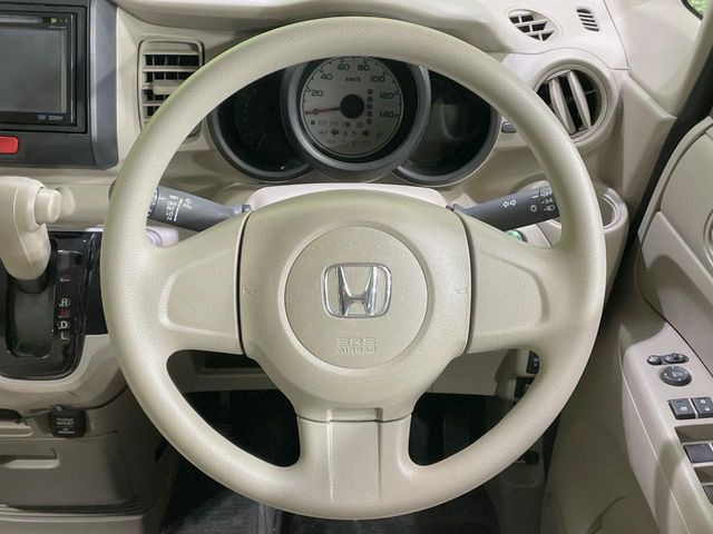 �C���e���A�ɍ��킹���f�U�C���̃X�e�A�����O�́A�^�]�������̂��Ƃ��l���A�^�]���₷���`��A�傫���ł��B�����x�A���ۂɐG���Ă��m���߂��������B