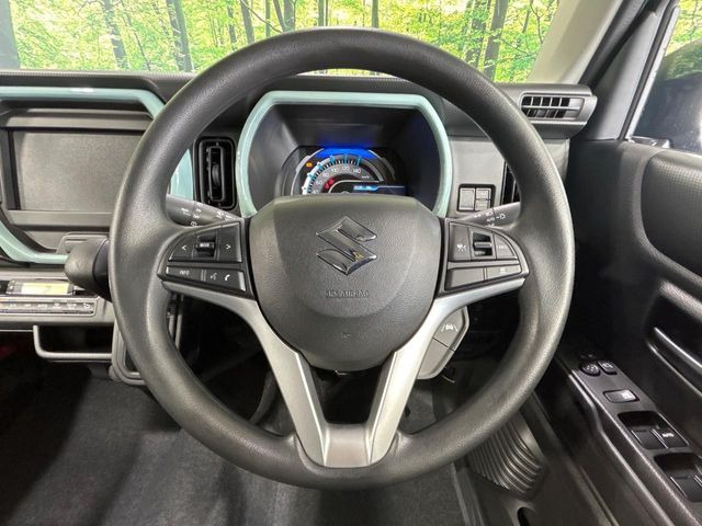 �C���e���A�ɍ��킹���f�U�C���̃X�e�A�����O�́A�^�]�������̂��Ƃ��l���A�^�]���₷���`��A�傫���ł��B�����x�A���ۂɐG���Ă��m���߂��������B