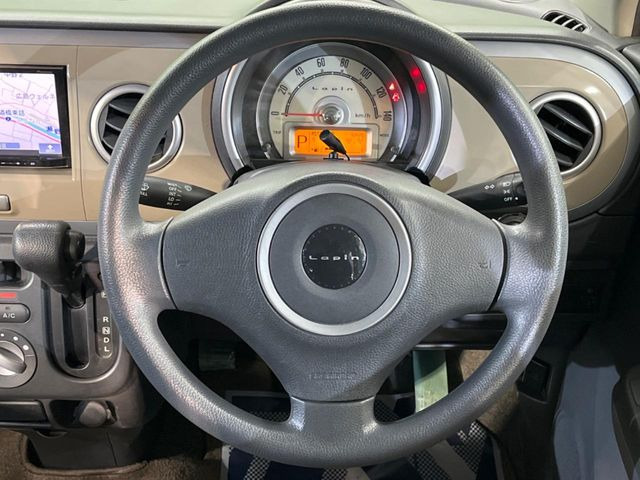 �C���e���A�ɍ��킹���f�U�C���̃X�e�A�����O�́A�^�]�������̂��Ƃ��l���A�^�]���₷���`��A�傫���ł��B�����x�A���ۂɐG���Ă��m���߂��������B