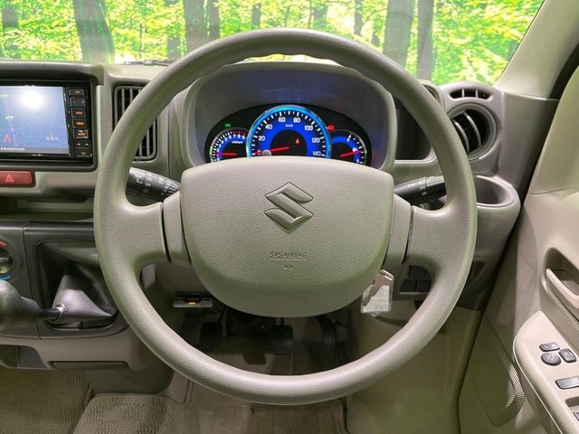 �C���e���A�ɍ��킹���f�U�C���̃X�e�A�����O�́A�^�]�������̂��Ƃ��l���A�^�]���₷���`��A�傫���ł��B�����x�A���ۂɐG���Ă��m���߂��������B