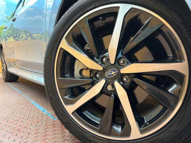 �y����18�C���`�A���~�z�C�[���z�O�ςɃ}�b�`���������A���~�z�C�[���𑕒����Ă���܂��B�e��ЊO�A���~�z�C�[����A�X�^�b�h���X�^�C�����戵�����Ă���܂��B���񂲑��k����������