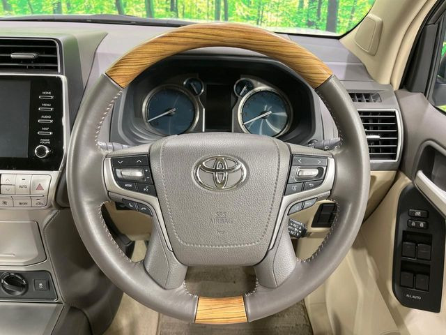 【ウッドコンビステアリング】高級感ある木目調パーツを採用した手に良く馴染むコンビハンドル。運転席廻りの雰囲気も一気に豪華になります!