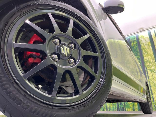 �y�O���[�h��p����15�C���`�A���~�z�C�[���z�f�U�C�����̍��������A���~�z�C�[���𑕒����Ă���܂��B�e��ЊO�A���~�z�C�[����A�X�^�b�h���X�^�C�����戵�����Ă���܂��B���񂲑��k����������