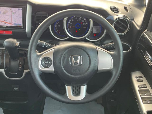 �C���e���A�ɍ��킹���f�U�C���̃X�e�A�����O�́A�^�]�������̂��Ƃ��l���A�^�]���₷���`��A�傫���ł��B�����x�A���ۂɐG���Ă��m���߂��������B