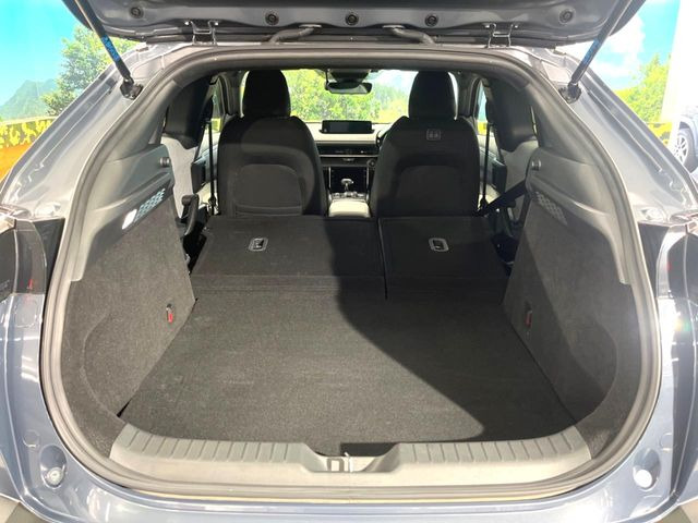 ���i�̂���������ʋ΁A���}���ɏ\���ȉ׎��X�y�[�X���m�ۂ��Ă���܂��B�Z�J���h�V�[�g��|���ƁA�傫�ȉו��̐ύڂ��\�ł���