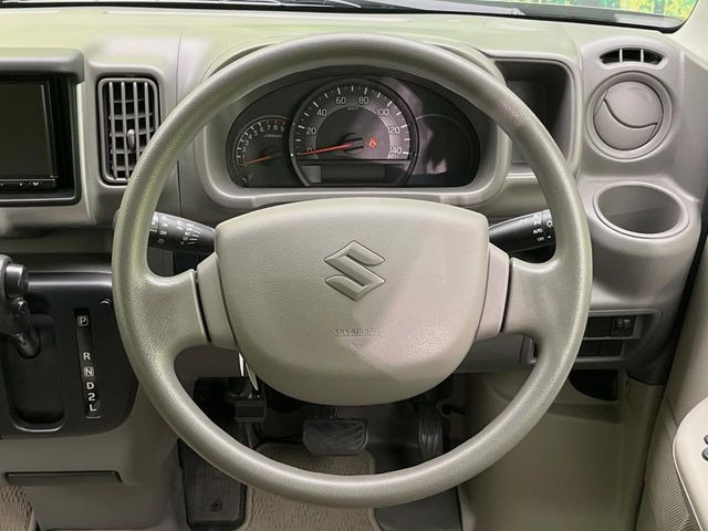 �C���e���A�ɍ��킹���f�U�C���̃X�e�A�����O�́A�^�]�������̂��Ƃ��l���A�^�]���₷���`��A�傫���ł��B�����x�A���ۂɐG���Ă��m���߂��������B