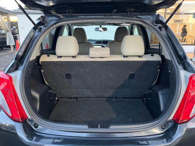 ���i�̂���������ʋ΁A���}���ɏ\���ȉ׎��X�y�[�X���m�ۂ��Ă���܂��B�Z�J���h�V�[�g��|���ƁA�傫�ȉו��̐ύڂ��\�ł���