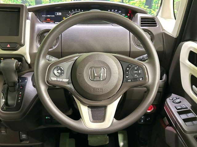 �C���e���A�ɍ��킹���f�U�C���̃X�e�A�����O�́A�^�]�������̂��Ƃ��l���A�^�]���₷���`��A�傫���ł��B�����x�A���ۂɐG���Ă��m���߂��������B