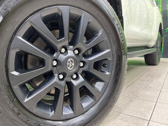 【グレード専用純正18インチアルミホイール】デザイン性の高い純正アルミホイールを装着しております。各種社外アルミホイールや、スタッドレスタイヤも取扱いしております。是非ご相談ください♪