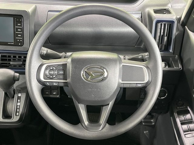 �C���e���A�ɍ��킹���f�U�C���̃X�e�A�����O�́A�^�]�������̂��Ƃ��l���A�^�]���₷���`��A�傫���ł��B�����x�A���ۂɐG���Ă��m���߂��������B