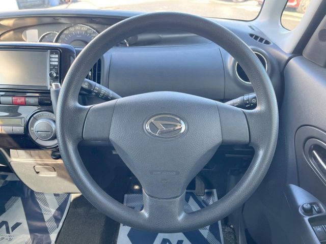 �C���e���A�ɍ��킹���f�U�C���̃X�e�A�����O�́A�^�]�������̂��Ƃ��l���A�^�]���₷���`��A�傫���ł��B�����x�A���ۂɐG���Ă��m���߂��������B