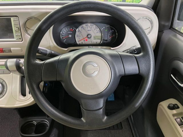 �C���e���A�ɍ��킹���f�U�C���̃X�e�A�����O�́A�^�]�������̂��Ƃ��l���A�^�]���₷���`��A�傫���ł��B�����x�A���ۂɐG���Ă��m���߂��������B