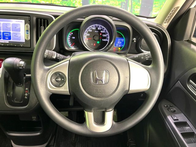 �C���e���A�ɍ��킹���f�U�C���̃X�e�A�����O�́A�^�]�������̂��Ƃ��l���A�^�]���₷���`��A�傫���ł��B�����x�A���ۂɐG���Ă��m���߂��������B