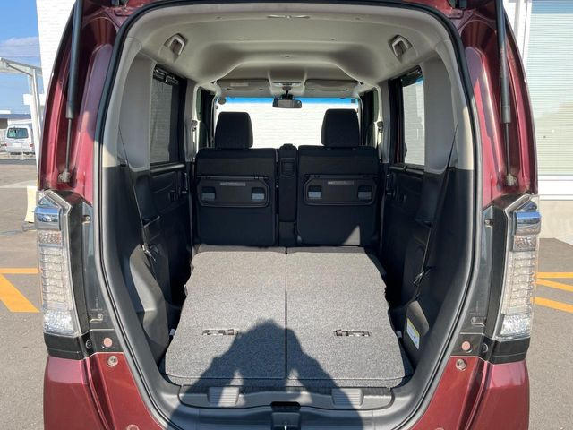 ���i�̂���������ʋ΁A���}���ɏ\���ȉ׎��X�y�[�X���m�ۂ��Ă���܂��B�Z�J���h�V�[�g��|���ƁA�傫�ȉו��̐ύڂ��\�ł���