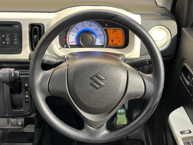 �C���e���A�ɍ��킹���f�U�C���̃X�e�A�����O�́A�^�]�������̂��Ƃ��l���A�^�]���₷���`��A�傫���ł��B�����x�A���ۂɐG���Ă��m���߂��������B