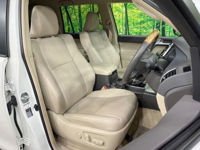 【ベージュレザーシート】デザイン性が高く、高級感のあるベージュ革シート。常に体に触れる部分だから、座り心地の良さにはこだわりたいですね♪汚れの付着や劣化を抑制する内装コーティング施工もおススメですよ♪