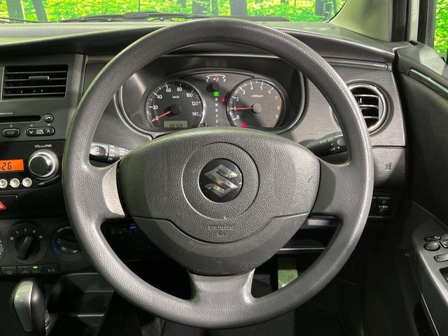 �C���e���A�ɍ��킹���f�U�C���̃X�e�A�����O�́A�^�]�������̂��Ƃ��l���A�^�]���₷���`��A�傫���ł��B�����x�A���ۂɐG���Ă��m���߂��������B