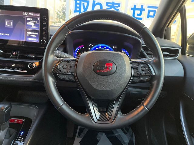 �C���e���A�ɍ��킹���f�U�C���̃X�e�A�����O�́A�^�]�������̂��Ƃ��l���A�^�]���₷���`��A�傫���ł��B�����x�A���ۂɐG���Ă��m���߂��������B