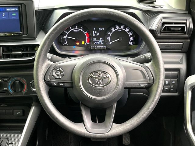 �C���e���A�ɍ��킹���f�U�C���̃X�e�A�����O�́A�^�]�������̂��Ƃ��l���A�^�]���₷���`��A�傫���ł��B�����x�A���ۂɐG���Ă��m���߂��������B