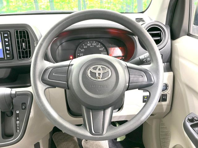 �C���e���A�ɍ��킹���f�U�C���̃X�e�A�����O�́A�^�]�������̂��Ƃ��l���A�^�]���₷���`��A�傫���ł��B�����x�A���ۂɐG���Ă��m���߂��������B