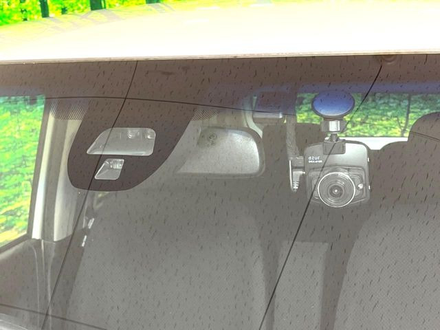 �y�z���_�Z���V���O�z���s���ɑO���̎ԗ�����F�����A�Փ˂������Ȏ��͌x��ƃu���[�L�ŏՓˉ���Ɣ�Q�y�����A�V�X�g�B�����S�Ƀh���C�u�����y���݂��������܂��B