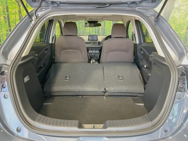 ���i�̂���������ʋ΁A���}���ɏ\���ȉ׎��X�y�[�X���m�ۂ��Ă���܂��B�Z�J���h�V�[�g��|���ƁA�傫�ȉו��̐ύڂ��\�ł���