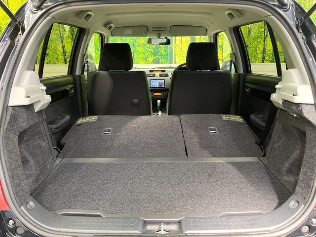 ���i�̂���������ʋ΁A���}���ɏ\���ȉ׎��X�y�[�X���m�ۂ��Ă���܂��B�Z�J���h�V�[�g��|���ƁA�傫�ȉו��̐ύڂ��\�ł���