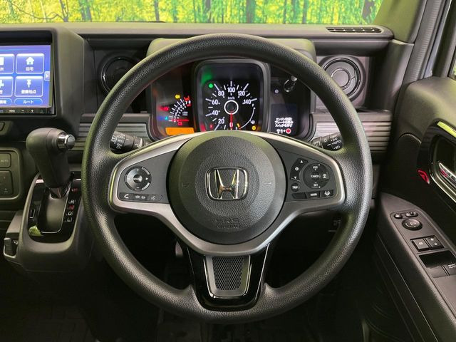 �C���e���A�ɍ��킹���f�U�C���̃X�e�A�����O�́A�^�]�������̂��Ƃ��l���A�^�]���₷���`��A�傫���ł��B�����x�A���ۂɐG���Ă��m���߂��������B