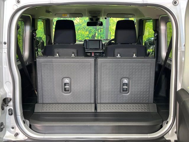 ���i�̂���������ʋ΁A���}���ɏ\���ȉ׎��X�y�[�X���m�ۂ��Ă���܂��B�Z�J���h�V�[�g��|���ƁA�傫�ȉו��̐ύڂ��\�ł���