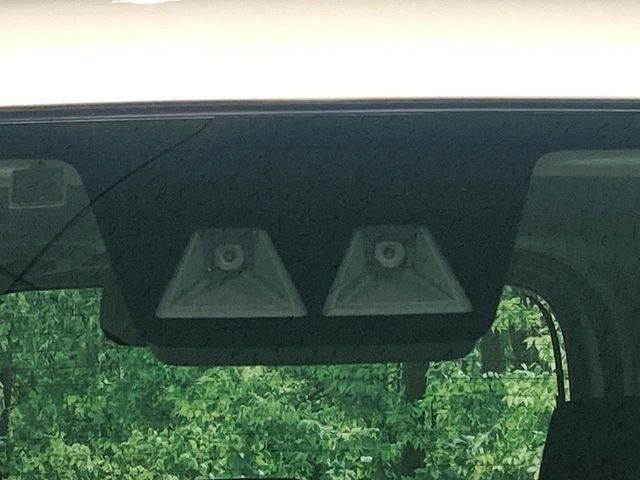 【スマートアシスト】走行中に前方の車両等を認識し、衝突しそうな時は警報とブレーキで衝突回避と被害軽減をアシスト。より安全にドライブをお楽しみいただけます。