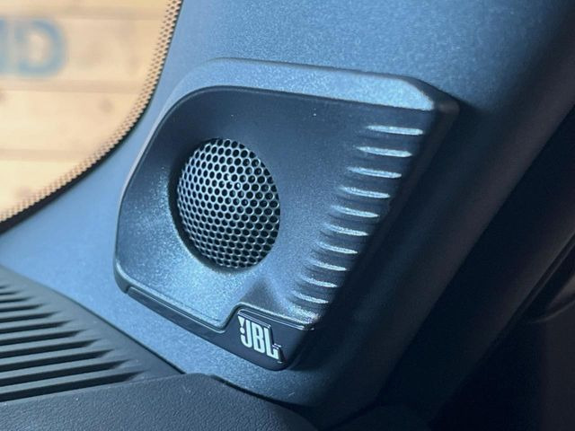 �yJBL�T�E���h�V�X�e���z���[�J�[�I�v�V�����̍��i�ʃT�E���h�V�X�e���𓋍ځB��p�̃`���[�j���O���{���ꂽ�召�l�X�ȃX�s�[�J�[����ǎ��ȃT�E���h���t�ł��A�Տꊴ���ӂ�鉹����Ԃ����o���܂��B