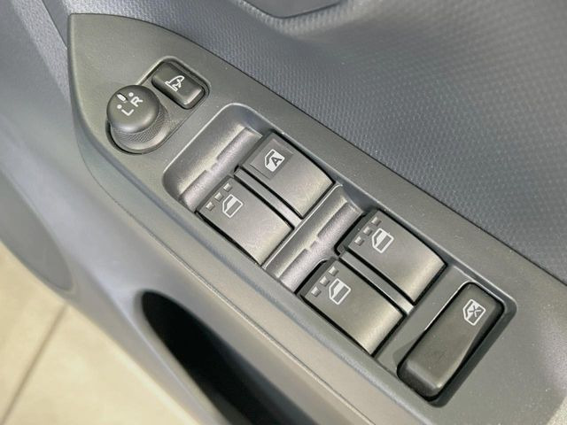 �y�d���i�[�~���[�z�T�C�h�~���[�͓d���i�[���ƂȂ��Ă���A�������ԏ�ł��L�Y�������X�N��}�����܂��B