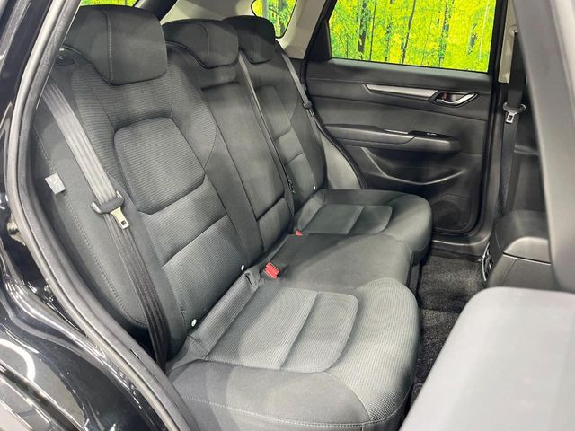 後部座席も気になるようなキズ・汚れやへたり等、大きなダメージはなく、良好な状態です。
