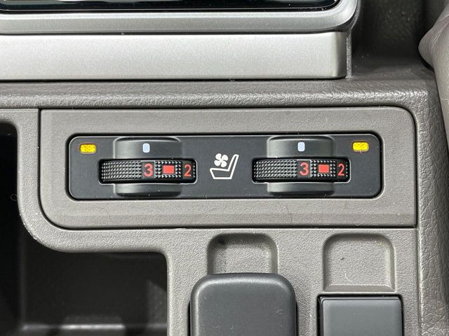 【シートベンチレーション】夏場は涼しい風でお尻や背中の熱やムレを防ぎ、冬はエアコンよりも早く温まってポカポカに!季節を問わず快適に過ごせます。