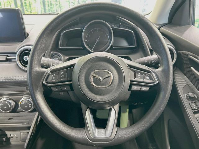 �C���e���A�ɍ��킹���f�U�C���̃X�e�A�����O�́A�^�]�������̂��Ƃ��l���A�^�]���₷���`��A�傫���ł��B�����x�A���ۂɐG���Ă��m���߂��������B