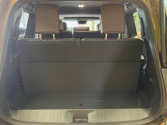 ���i�̂���������ʋ΁A���}���ɏ\���ȉ׎��X�y�[�X���m�ۂ��Ă���܂��B�Z�J���h�V�[�g��|���ƁA�傫�ȉו��̐ύڂ��\�ł���