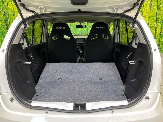 ���i�̂���������ʋ΁A���}���ɏ\���ȉ׎��X�y�[�X���m�ۂ��Ă���܂��B�Z�J���h�V�[�g��|���ƁA�傫�ȉו��̐ύڂ��\�ł���