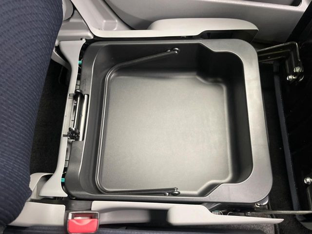 �y�V�[�g�A���_�[�{�b�N�X�z�V�[�g�̉��ɑ�e�ʂ̎��[�X�y�[�X��������Ă���A�C���ԃO�b�Y�ȂǁA�O���猩��ꂽ���Ȃ����̂�����������[�ł��ĕ֗�!