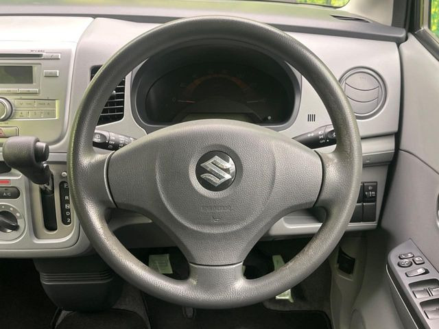 �C���e���A�ɍ��킹���f�U�C���̃X�e�A�����O�́A�^�]�������̂��Ƃ��l���A�^�]���₷���`��A�傫���ł��B�����x�A���ۂɐG���Ă��m���߂��������B