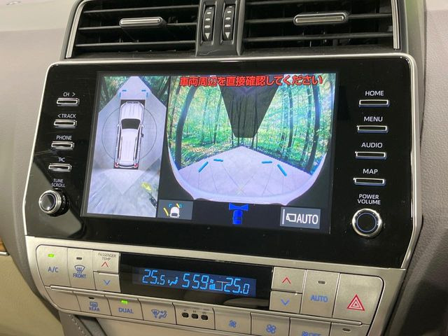 【パノラミックビューモニター】専用のカメラにより、上から見下ろしたような視点で360度クルマの周囲を確認することができます☆死角部分も確認しやすく、狭い場所での切り返しや駐車もスムーズに行えます。