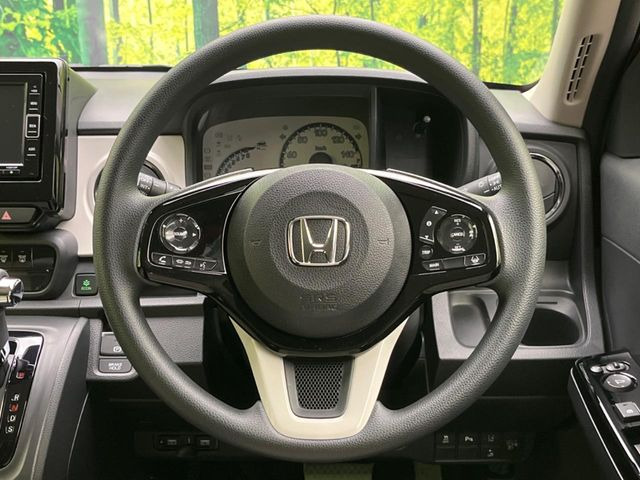 �C���e���A�ɍ��킹���f�U�C���̃X�e�A�����O�́A�^�]�������̂��Ƃ��l���A�^�]���₷���`��A�傫���ł��B�����x�A���ۂɐG���Ă��m���߂��������B