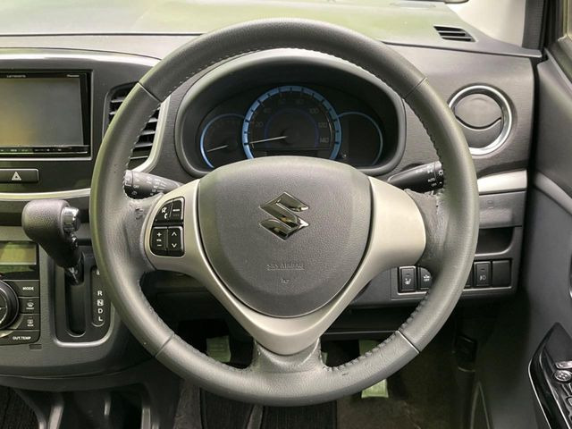 �C���e���A�ɍ��킹���f�U�C���̃X�e�A�����O�́A�^�]�������̂��Ƃ��l���A�^�]���₷���`��A�傫���ł��B�����x�A���ۂɐG���Ă��m���߂��������B