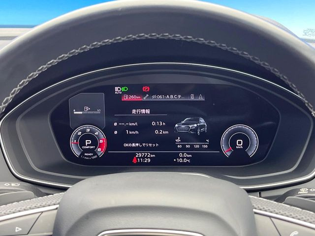 ���o�[�`�����R�b�N�s�b�g:�S�̂��t���p�l���ƂȂ��Ă����i�I�ȃ��[�^�[�p�l���B�ʏ�̃X�s�[�h���[�^�[�Ƃ��Ă̋@�\�͂������A�i�r�E�I�[�f�B�I�@�\�̊m�F�E������ł��A�^�]�ɏW�����₷���Ȃ��Ă���܂��B