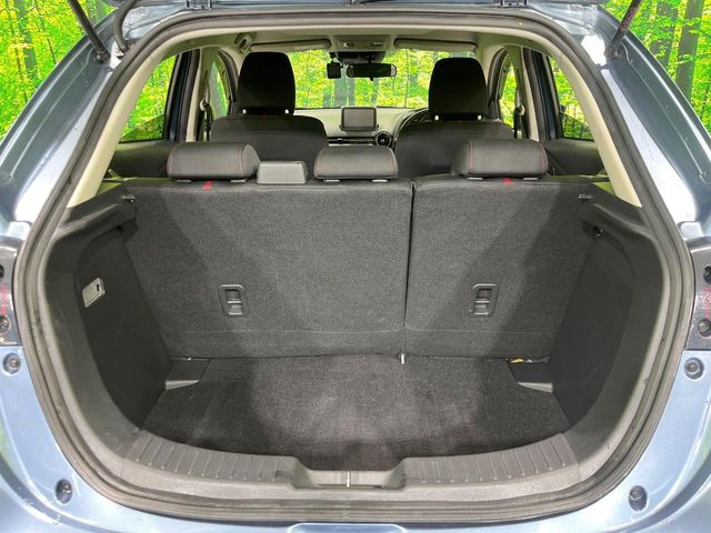 ���i�̂���������ʋ΁A���}���ɏ\���ȉ׎��X�y�[�X���m�ۂ��Ă���܂��B�Z�J���h�V�[�g��|���ƁA�傫�ȉו��̐ύڂ��\�ł���